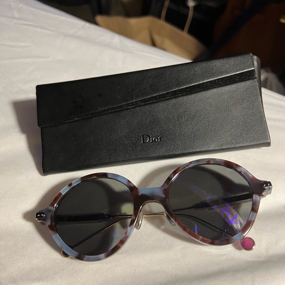 Gold / Lens Color: Blue
Frame Material: Plastic (Acetate)/Metal

Made in Italy - Picture 5 of 7